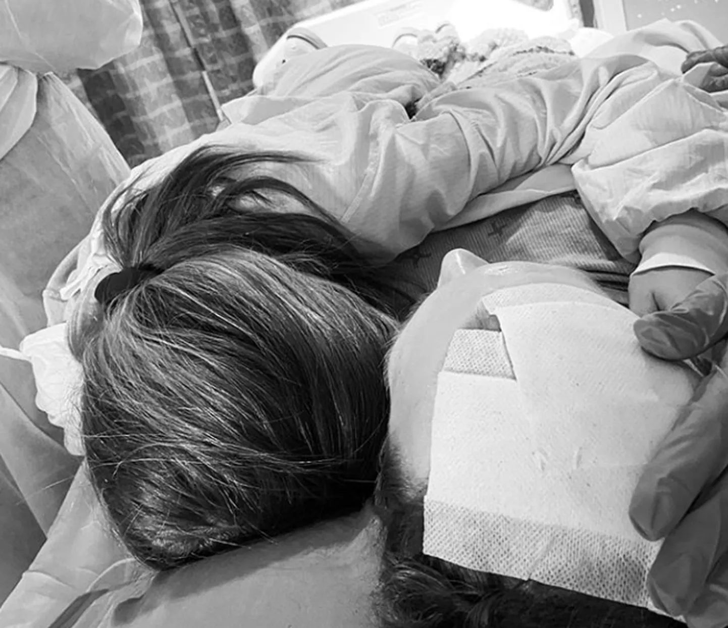 Emily Cave oma abikaasat kallistamas.