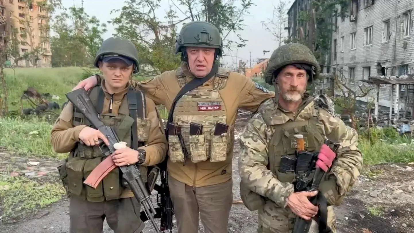 Wagneri juht Jevgeni Prigožin oma võitlejatega Ukrainas Bahmutis.