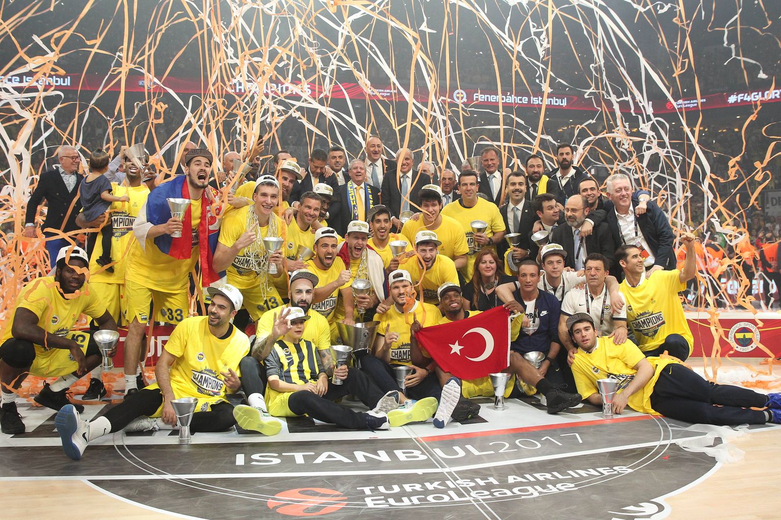 Istanbuli Fenerbahce võitis klubi esimese Euroliiga tiitli.