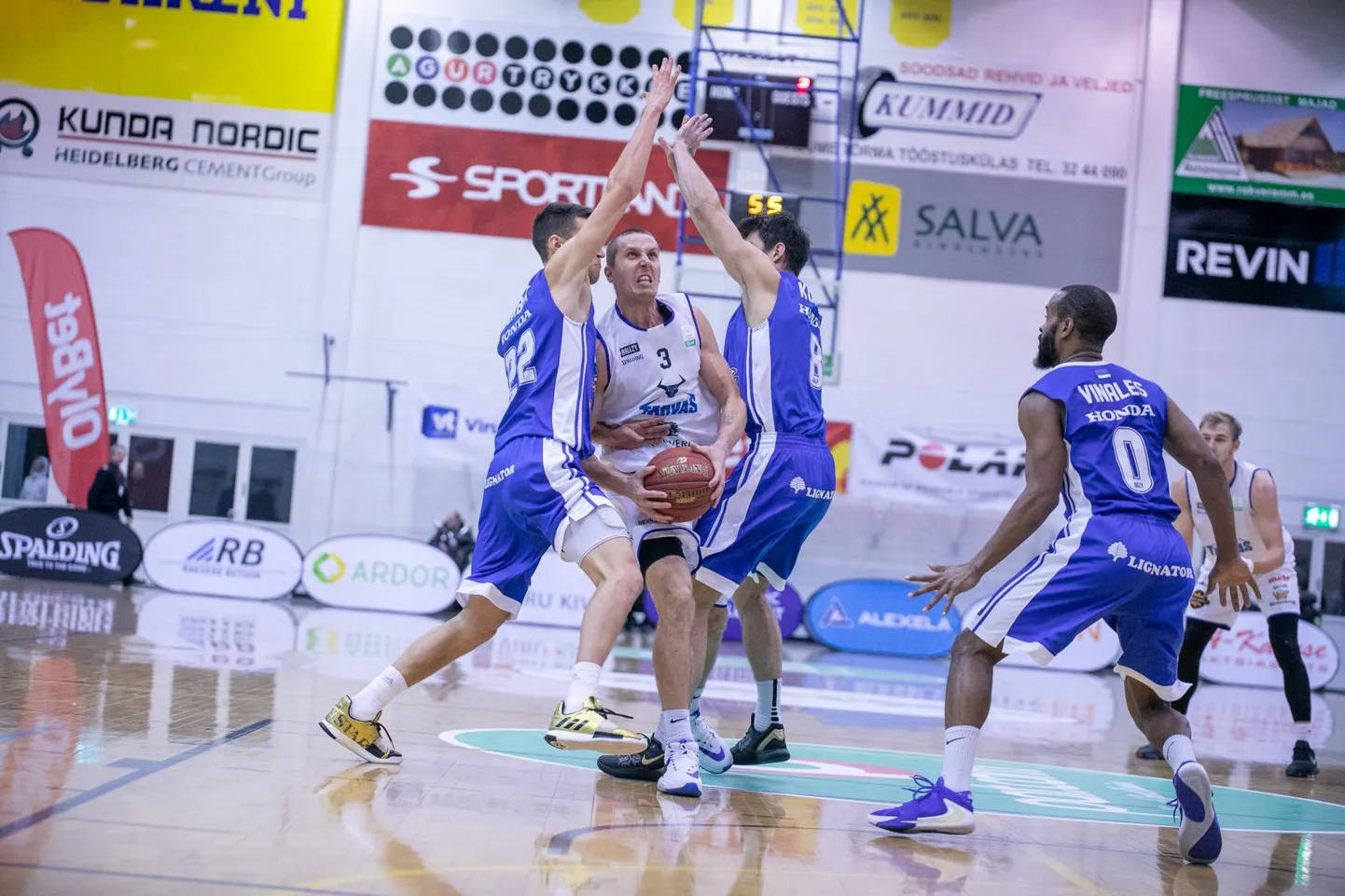 Sihikindel sportlane ja paljude väikeste kohalike korvpallurite iidol Rain Veideman (keskel) liitub uuest nädalast Itaalia klubi Eurobasket Roma treeningutega.