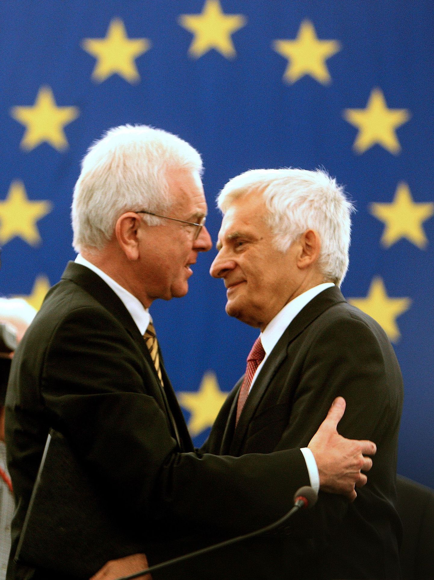 Jerzy Buzekit (paremal) õnnitleb eelmine Euroopa Parlamendi juht Hans-Gert Pöttering.