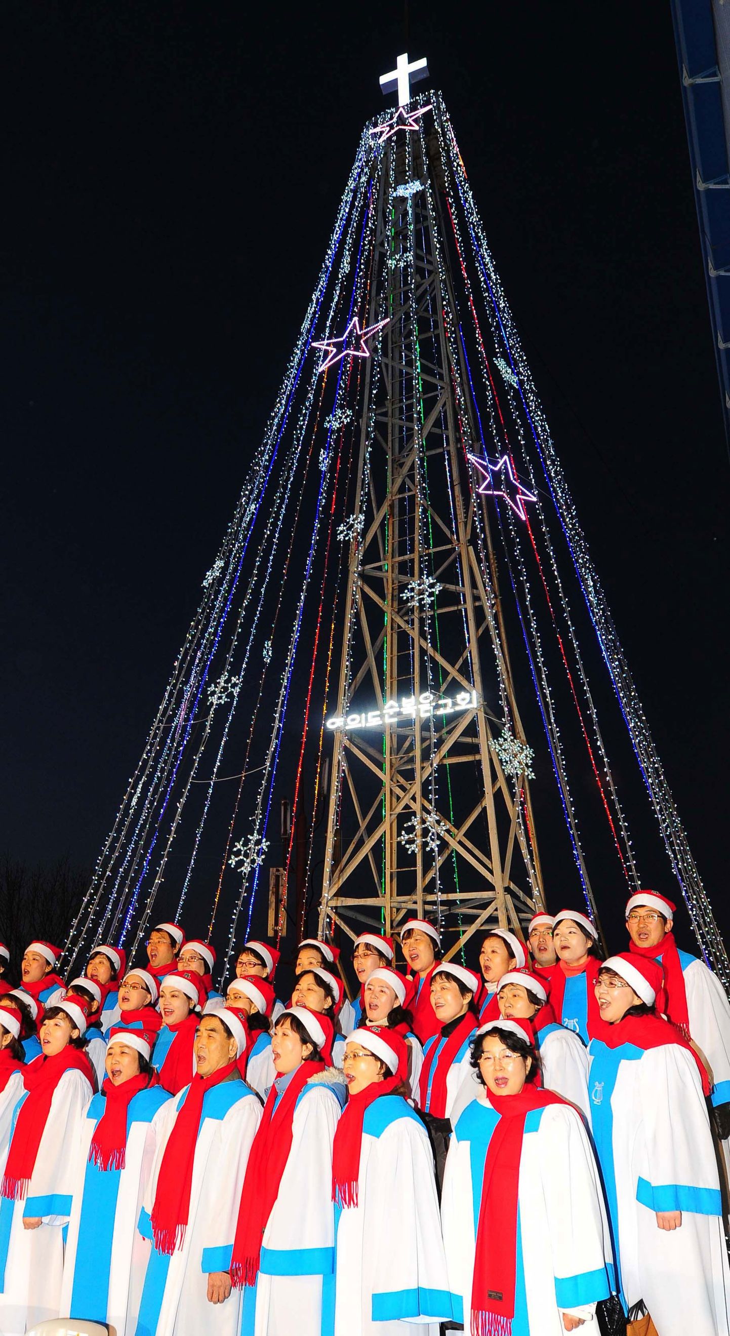 Jõuluvalgus-«kuusk» kahe Korea piiril avati jõululaulude saatel