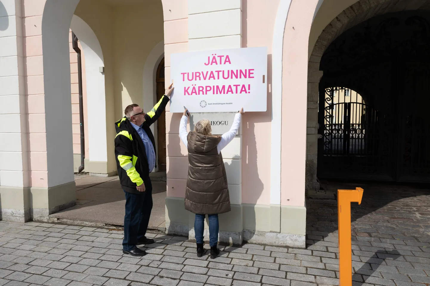 Ametiühingute keskliidu meeleavaldus Toompeal