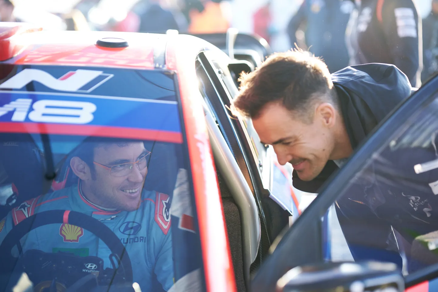 Dani Sordo (paremal) õnnitlemas Thierry Neuville'i.