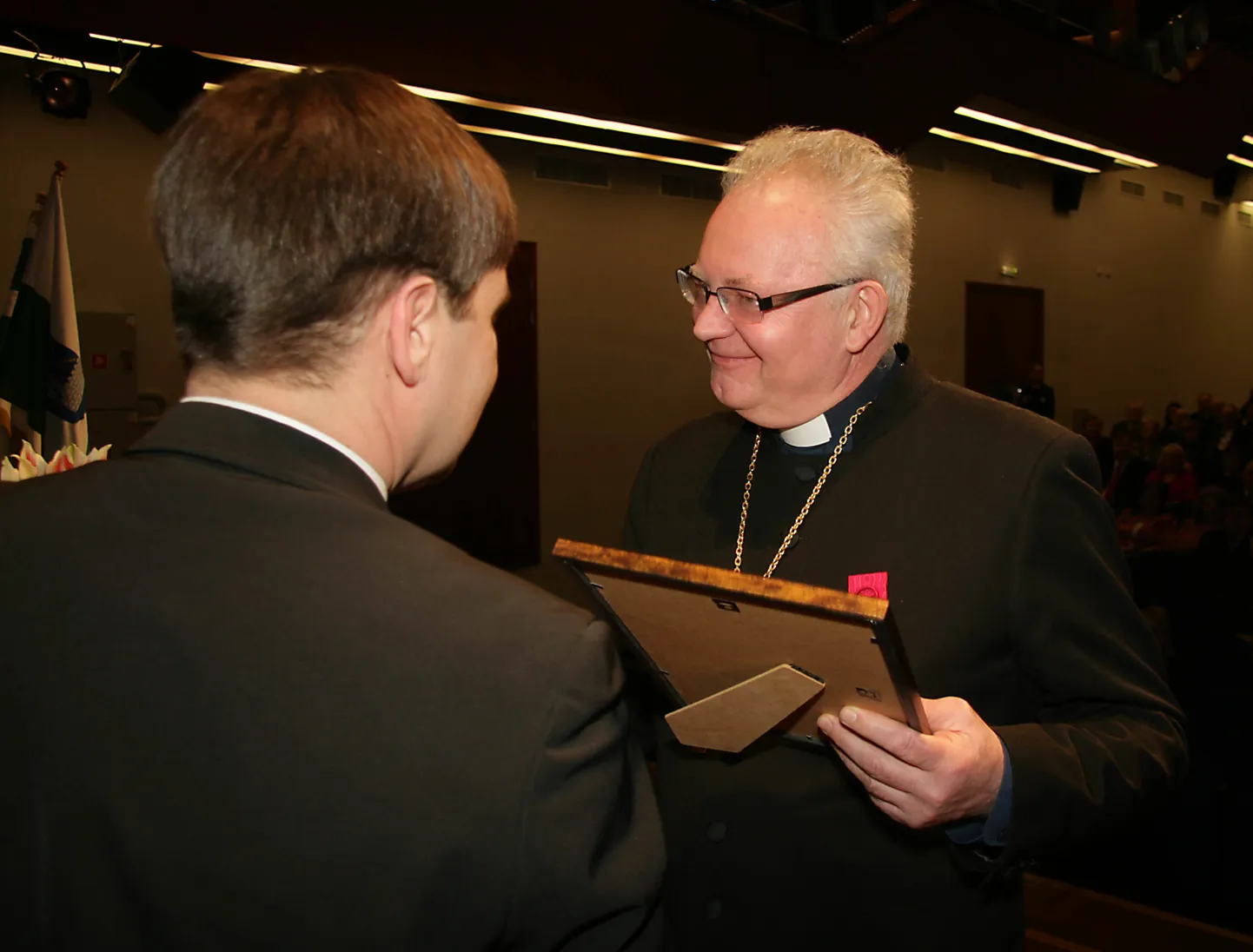 Peeter Kaldurile andis toonane vallavanem Tauno Võhmar Jõhvi aukodaniku tiitli üle 2012. aastal. Kaldur ütleb, et on tänuväärne, kui omavalitsus peab ka edaspidi selle tiitli omanikke meeles.