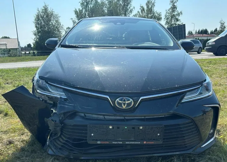 Toyota roolis olnud naine ei veendunud piisavalt, et peatee on vaba.