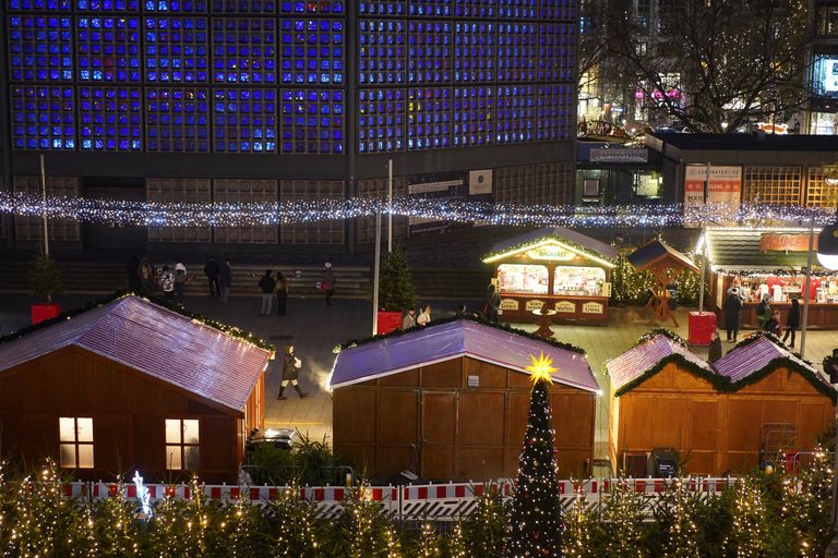 28 ноября 2022 года: Рождественский базар у Мемориальной церкви на площади Брайтшайдплац в Берлине