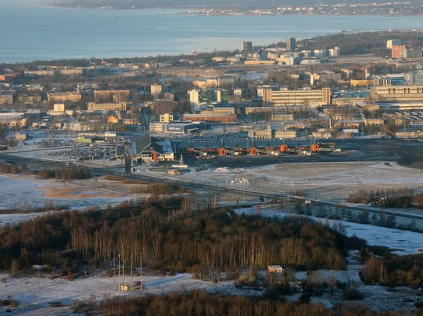 Eespool paistab Tallinna lennujaam.
