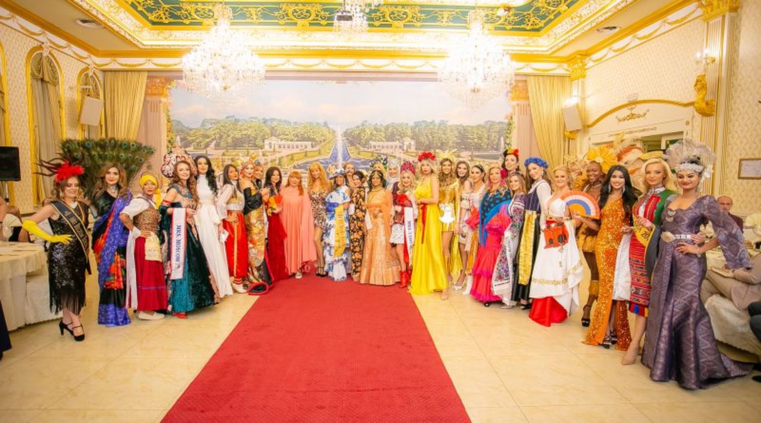 Образы в национальных костюмах на конкурсе красоты.
