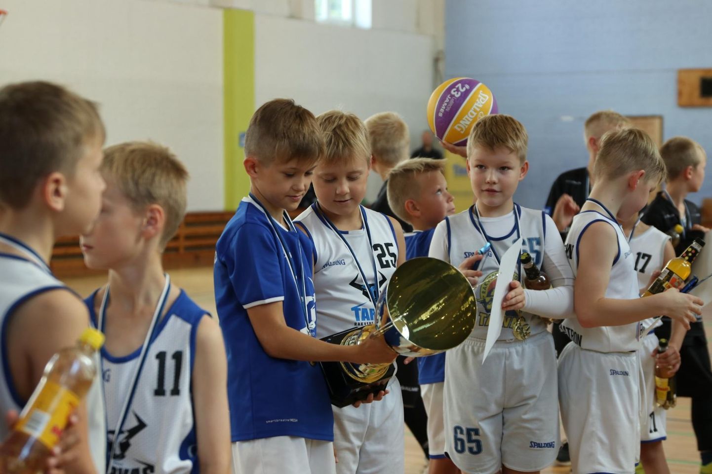 Võistkonna Rakvere Spordikool / Tarvas poisid uurivad korvpalli karikaturniiri Coop Cup uhket võidukarikat, mis neil õnnestus üheksa konkurendi ees koju jätta.
