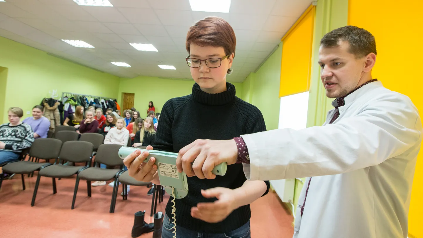 Suhkru töötoas mõõtis Jegor Jermakov soovijatel lihas- ja rasvamassi protsenti.