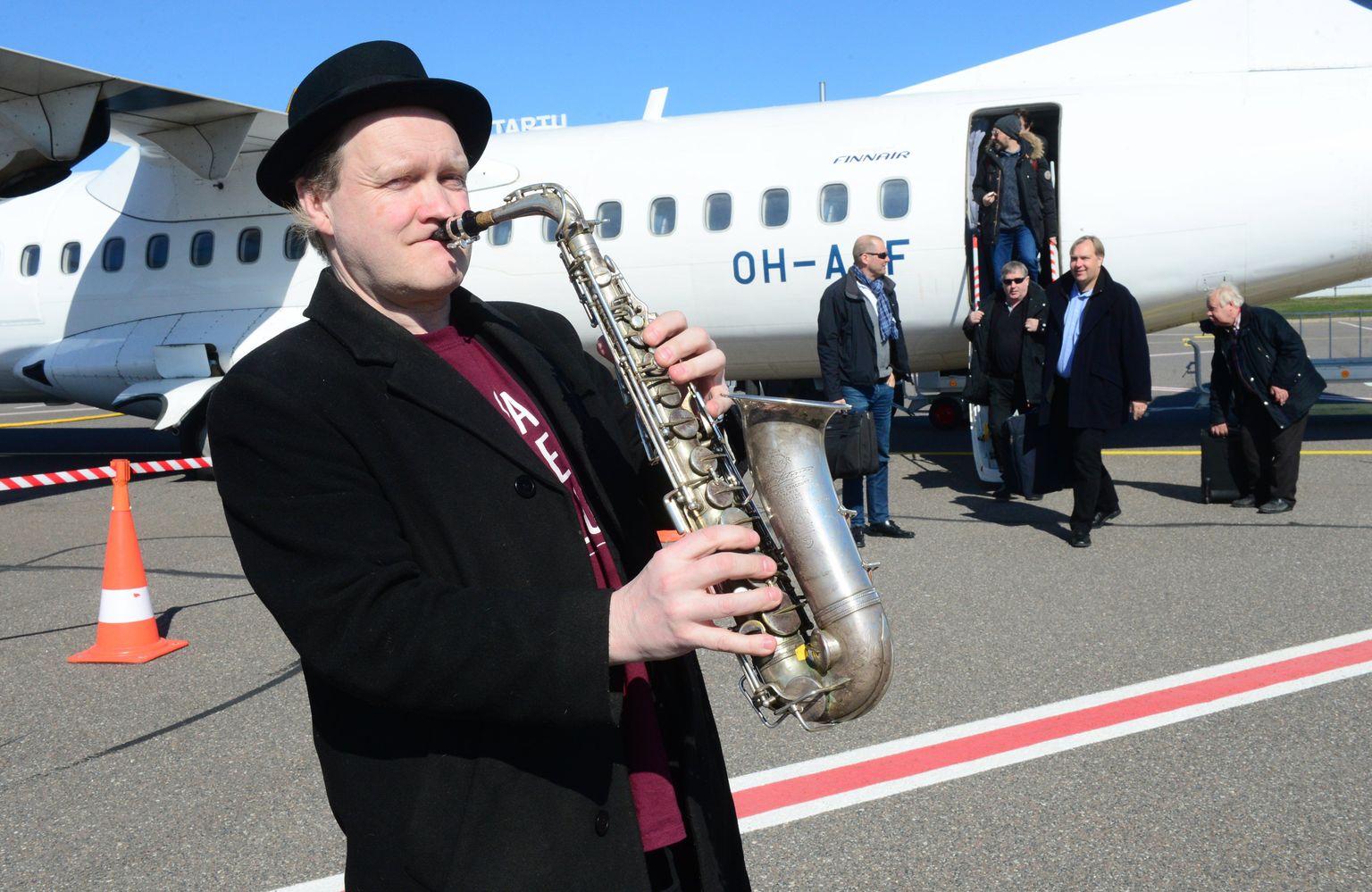 Eile kell 11.45 Tartu lennuväljal maandunud lennukist astus teiste reisijate hulgas välja Finnairi pilootide orkester. Dirigent Martti Peippo võttis sealsamas vastutulijate tervitamiseks pillikastist välja saksofoni.