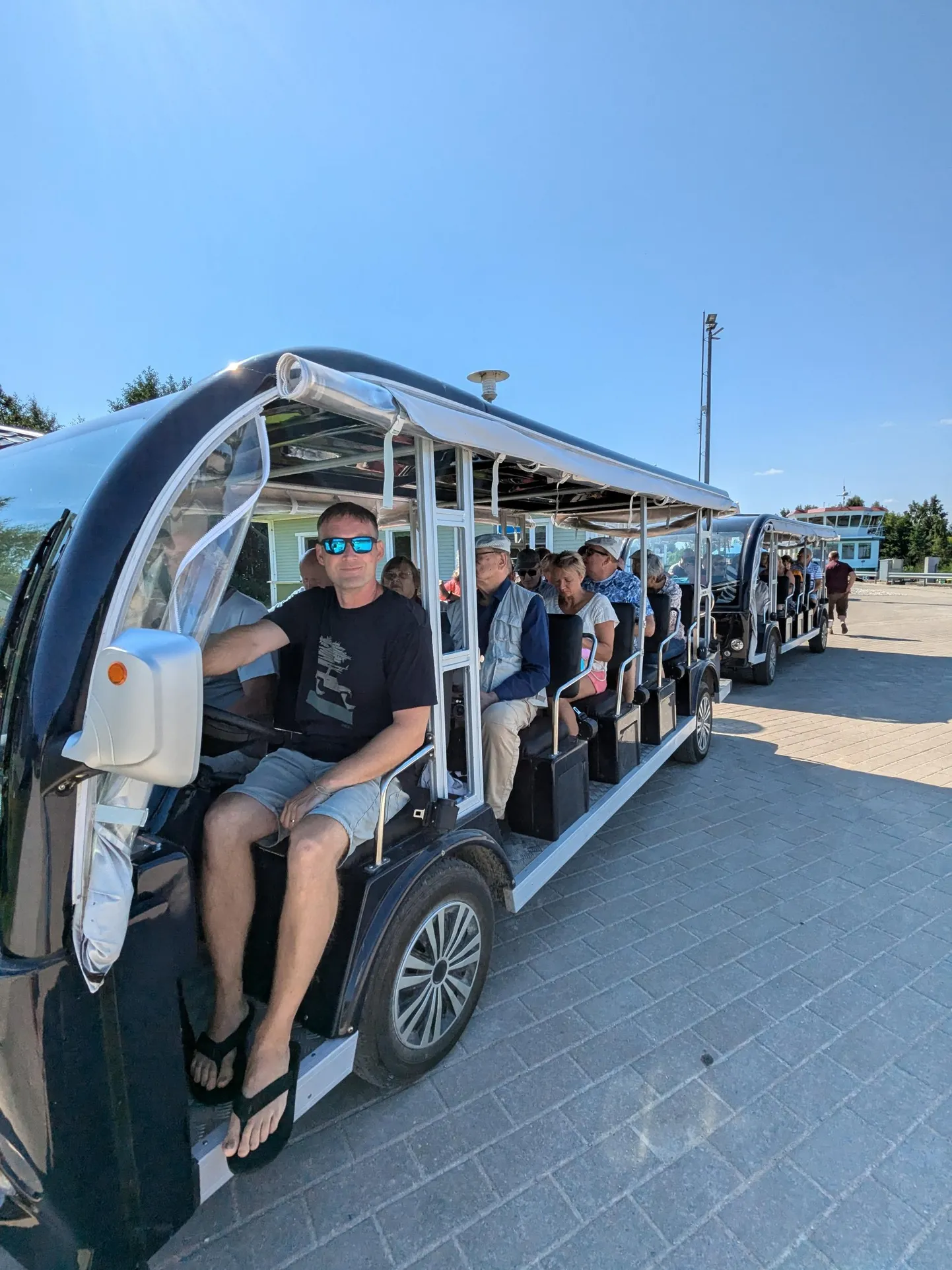 Talviti pealinna ja soojal ajal Piirissaare mees Heiki Laja (roolis) sõidutab huvilisi elektrilise tuuribussiga. Suve jooksul on tal ligi tuhat reisijat.