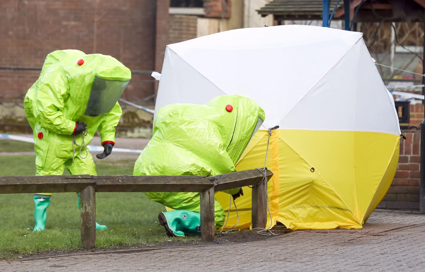 Kaitseriietuses uurijad pingi juures, kust leiti Sergei ja Julia Skripal.