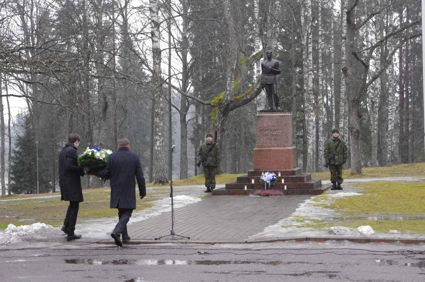 Tõrva Vabadusamba jalamile viidi täna hukkunute mälestuseks pärjad.