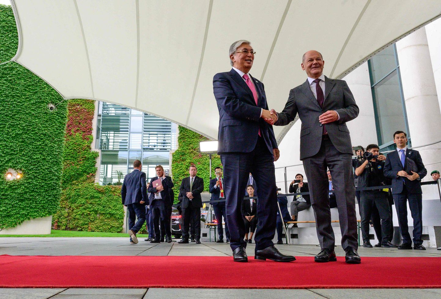 Канцлер Германии Олаф Шольц жмет руку президенту Казахстана Касым-Жомарту Токаеву в Берлине 29 сентября 2023 года.