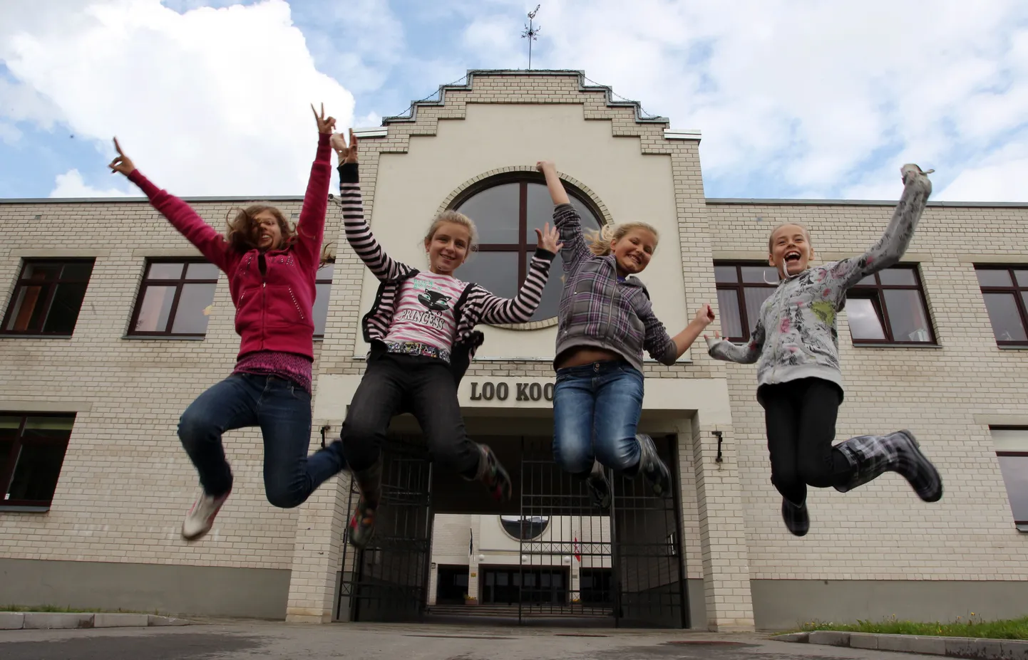 Loo kool. Pildil on vasakult Mariin Talbak, Kristin Reichardt, Violeta Osula ja Sandra Klettenberg.