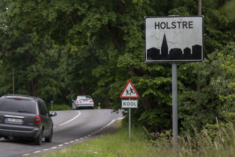 1+1 maantee Holstre külas.