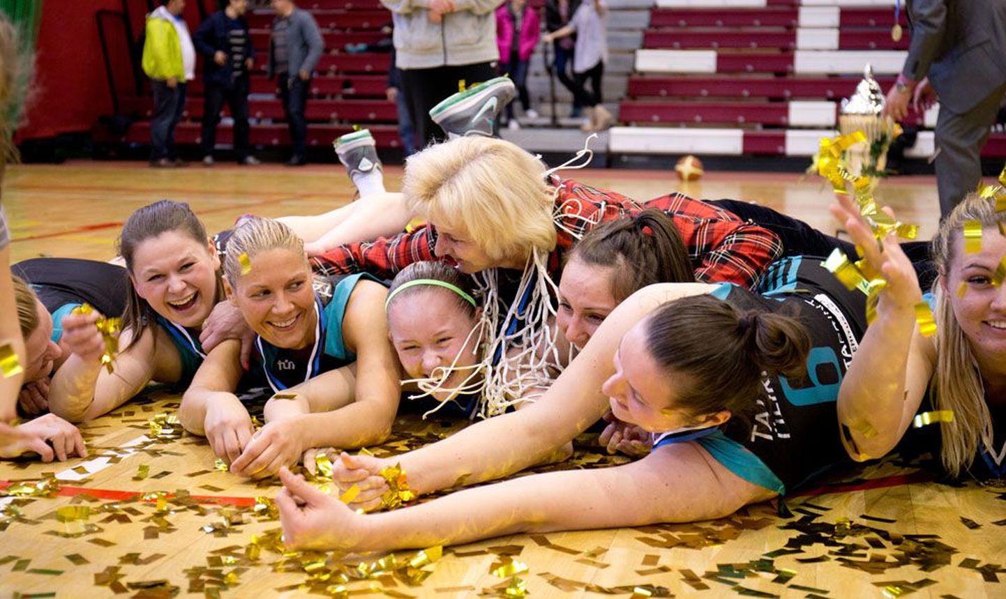 Tallinna Ülikooli naiskonna mängijad ja nende peatreener Kersti Sirel suplevad kullameres.