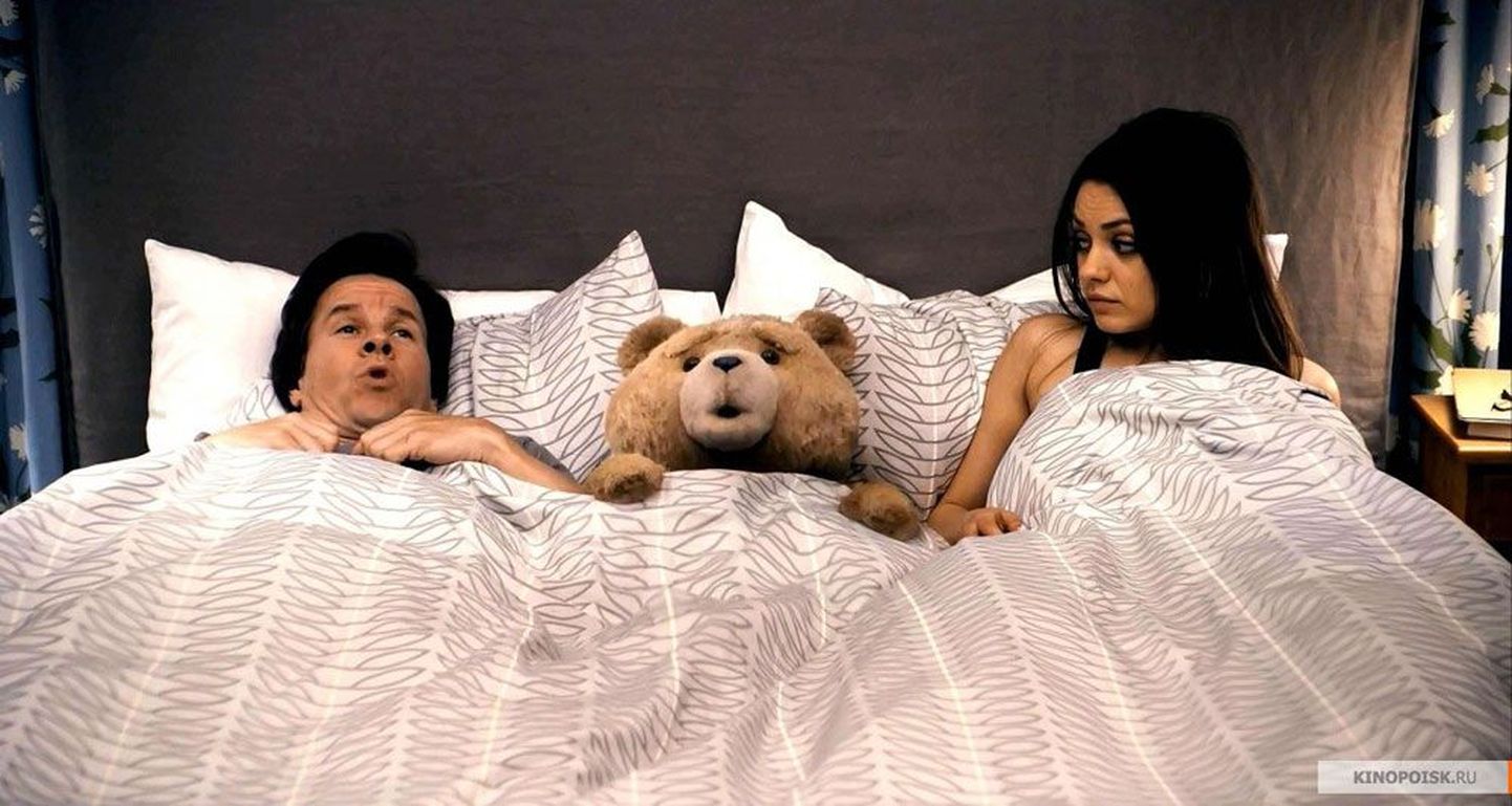 Улегшись между Джоном (Марк Уолберг) и Лори (Мила Кунис) нахальный медвежонок не считает себя лишним.