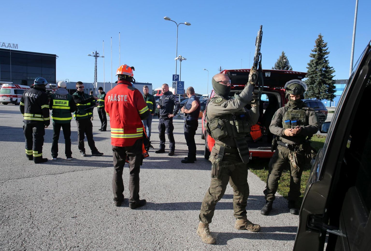 Eile hommikul kihas Tartu lennuterminali ümbrus politseinikest ning pääste- ja kiirabitöötajatest. Õppus, kus tuli lahendada pantvangikriis, vältas ligi neli tundi.