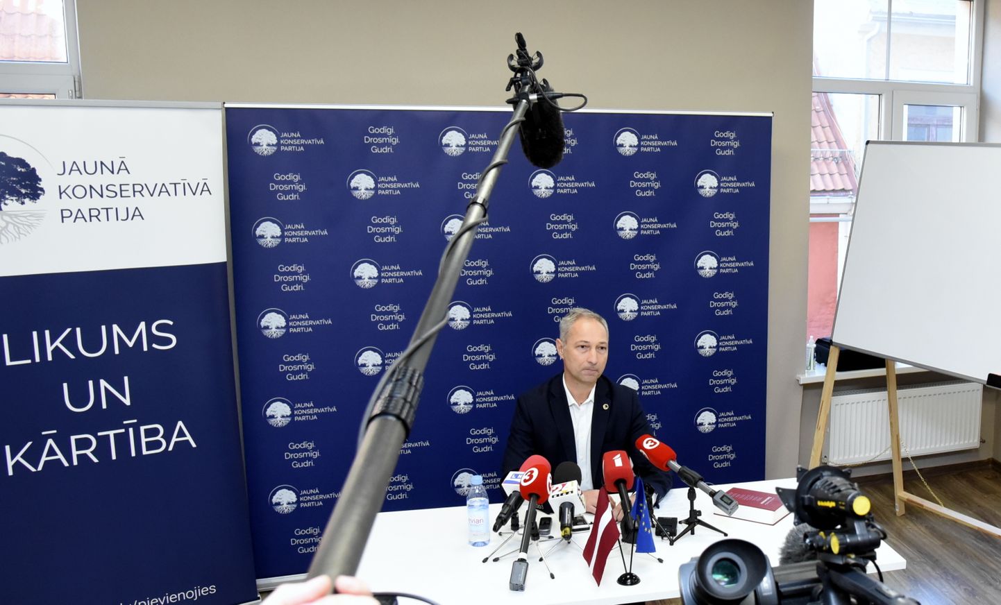 Jaunās konservatīvās partijas valdes priekšsēdētājs, premjera amata kandidāts Jānis Bordāns preses konferencē informē par valdības veidošanas gaitu.