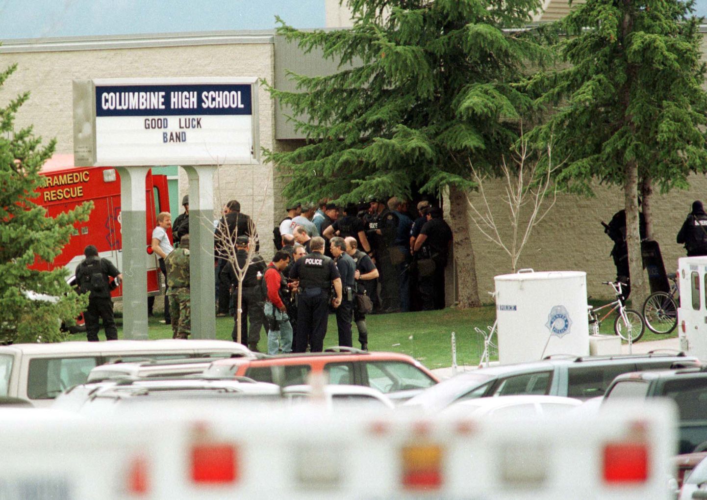 USA politsei reageerimas tulistamisele Columbine'i keskkoolis 1999. aastal.