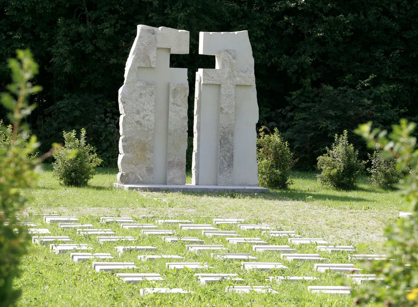 Pätid lükkasid Vistla memoriaalis ümber sadakond hauaplaati.