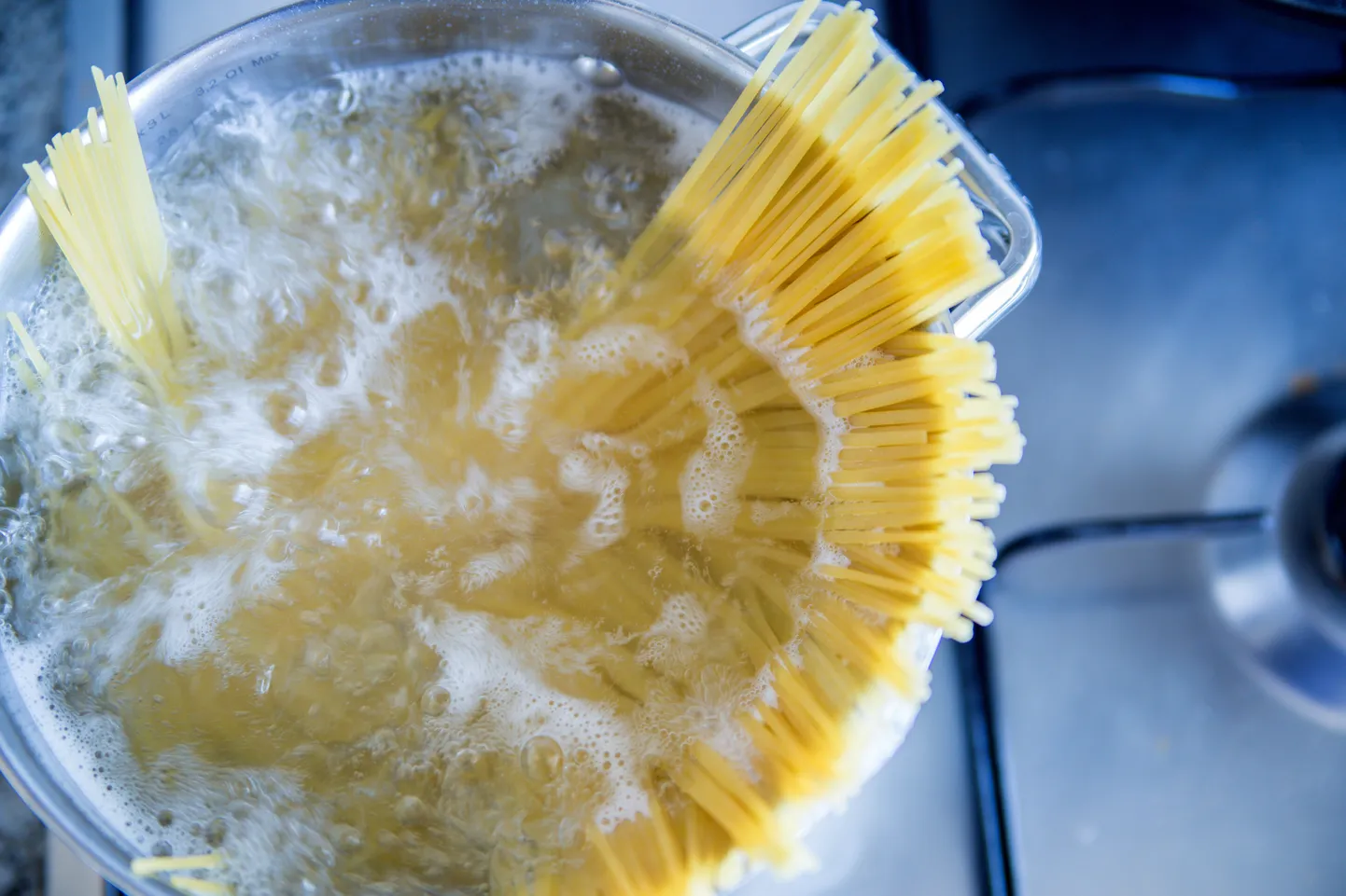 Pasta keetmine. Pilt on illustreeriv