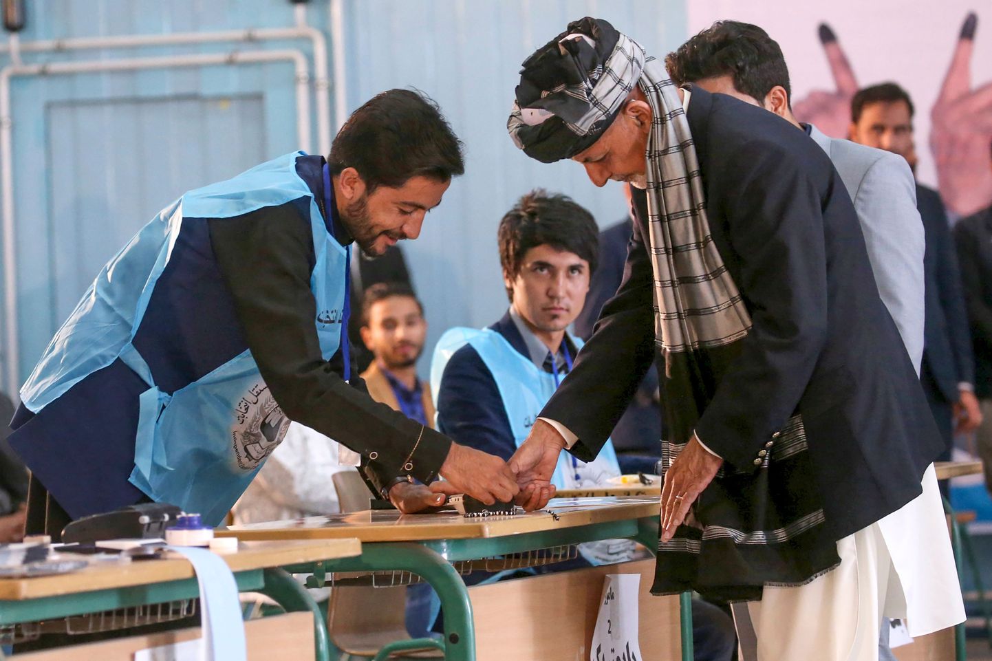 Afganistani riigipea Ashraf Ghani hääletamas presidendivalimistel.