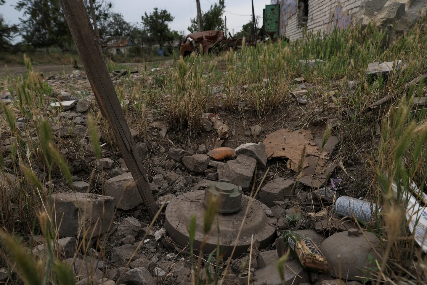 Tankitõrjemiin Donetski oblastis Neskutšne külas, mille Ukraina vabastas Venemaa okupatsiooni alt juuni algusnädalatel