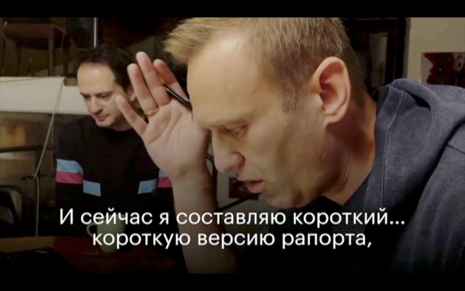 Kaader videost, millel Aleksei Navalnõid on näha rääkimas telefoni teel FSB agendi Konstantin Kudrjavtseviga. Navalnõi kehastus kõrgeks ametnikuks, saades oma mürgitamise kohta detailse info