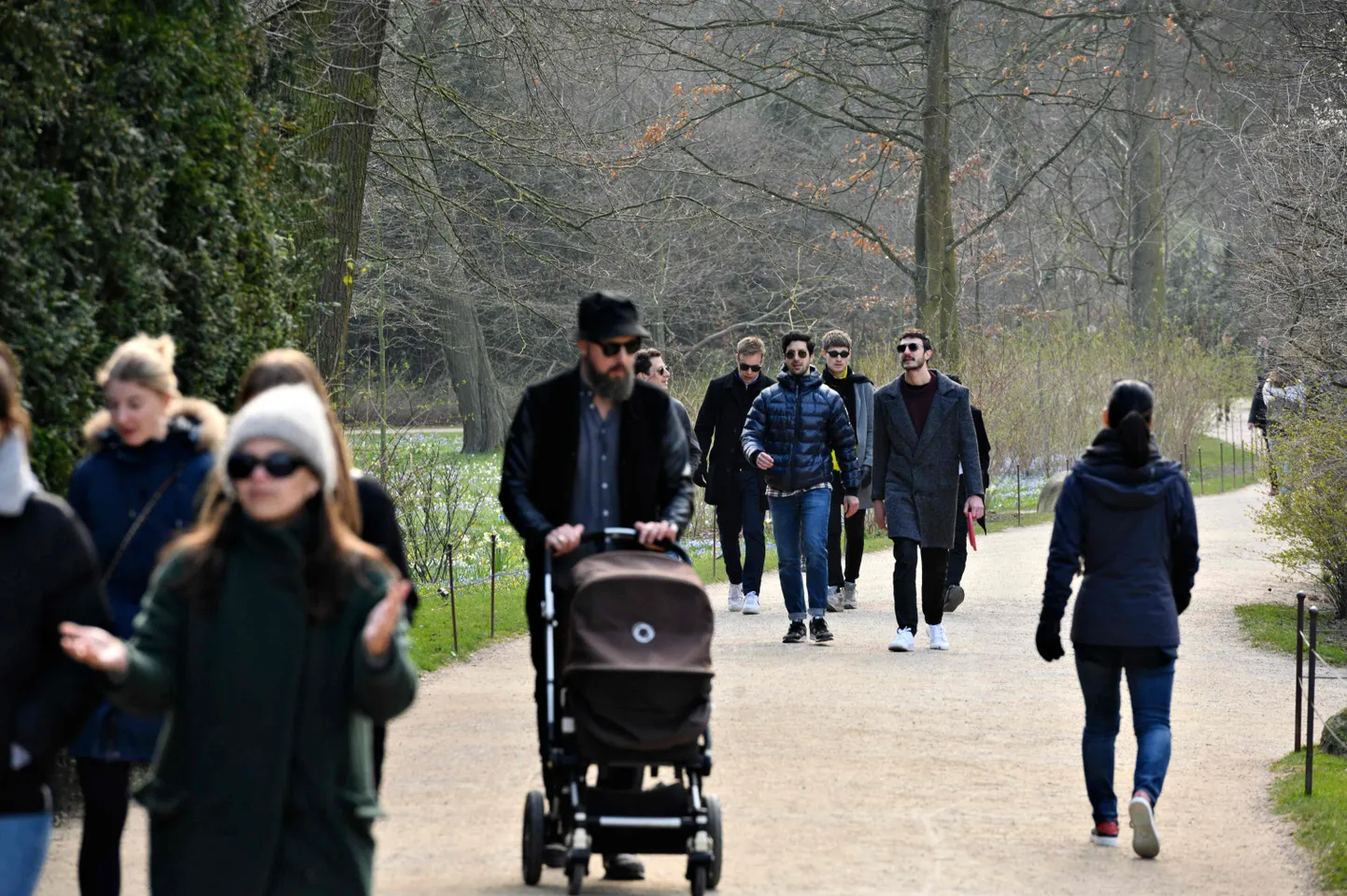 Жители Копенгагена на прогулке.