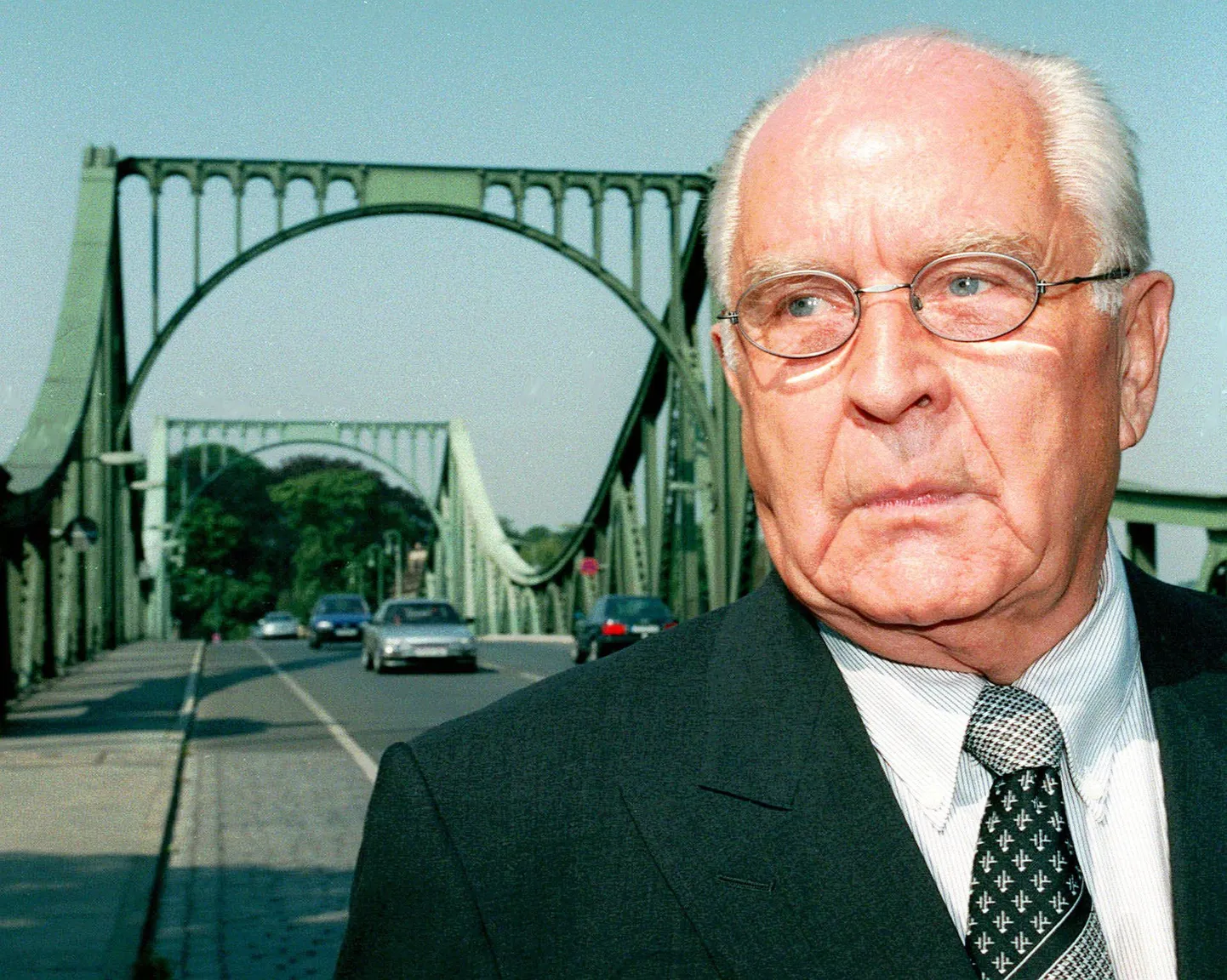 Wolfgang Vogel 1997. aastal Glieneckeri sillal, kus ta külma sõja ajal jälgis sadade inimeste vahetamist.