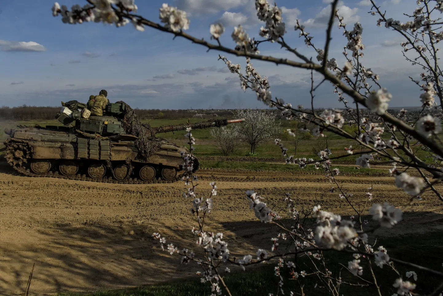 Tank Ida-Ukrainas Bahmuti piirkonnas. Rindelt korraks puhkama pääsevad sõdurid võtavad sageli suuna Kramatorskisse