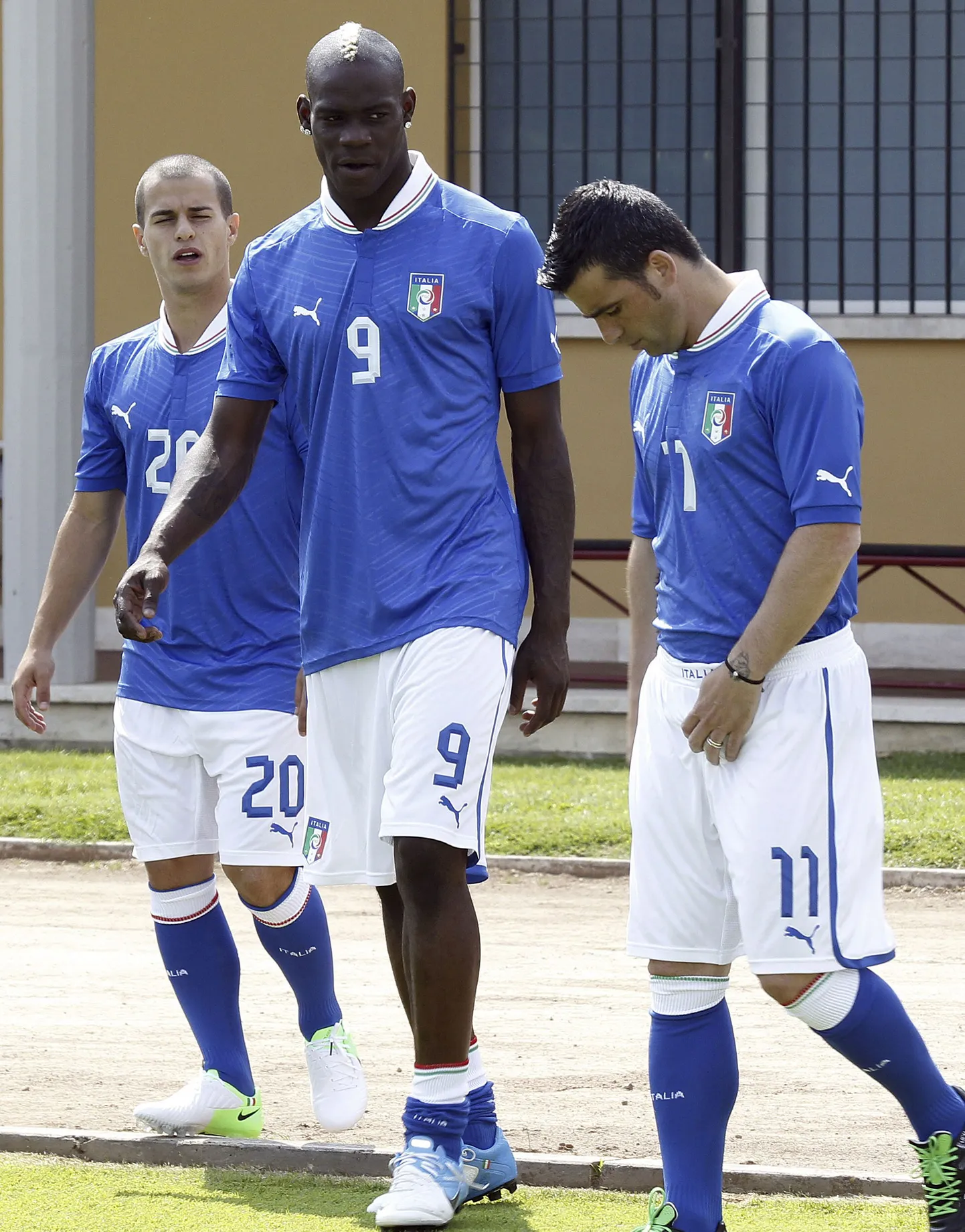 Mario Balotelli (keskel) koos koondisekaaslastega.