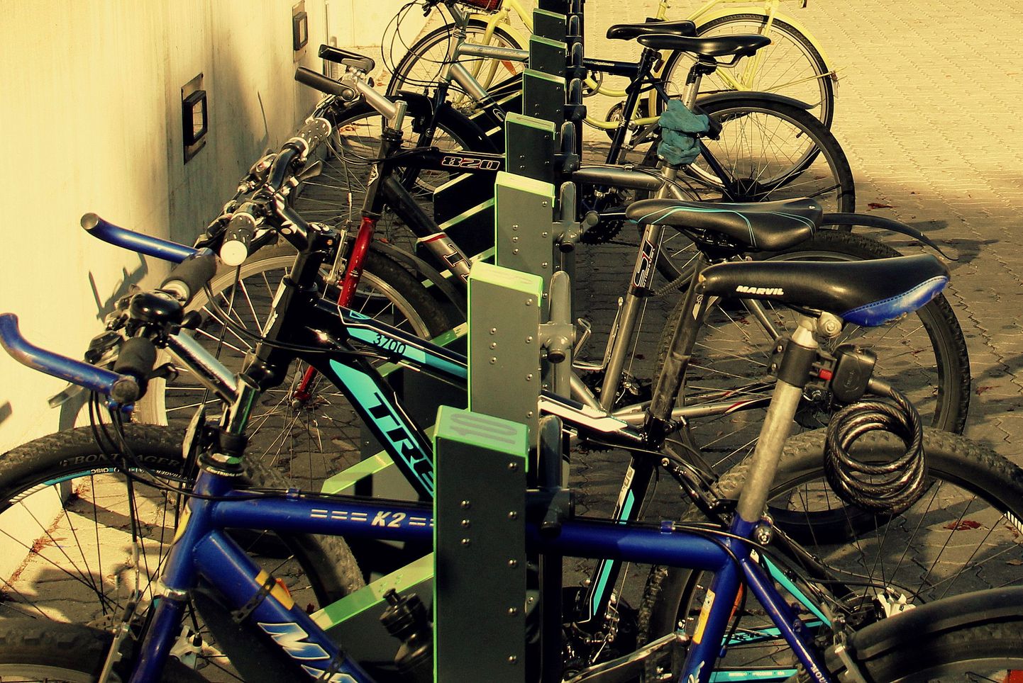 Пользователь может запереть велосипед с помощью единой таллинской проездной карточки, сканировав ее на стояночном столбике, или используя мобильное приложение "Bikeep"