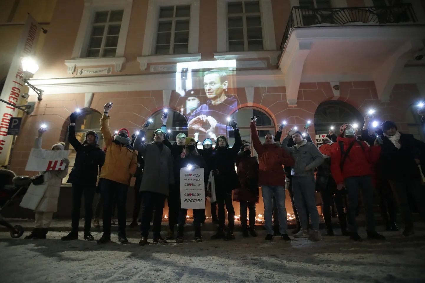 Перед посольством России в Таллинне прошла акция в поддержку Навального.