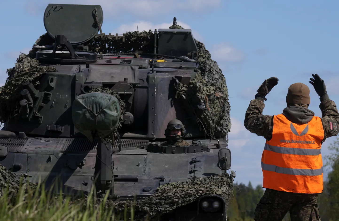 Mediju dienas ietvaros "Seces" dzelzceļa stacijā nogādā Nacionālo bruņoto spēku militāro tehniku, lai nodrošinātu mācību uzdevumu izpildi Sēlijas militārajā poligonā.