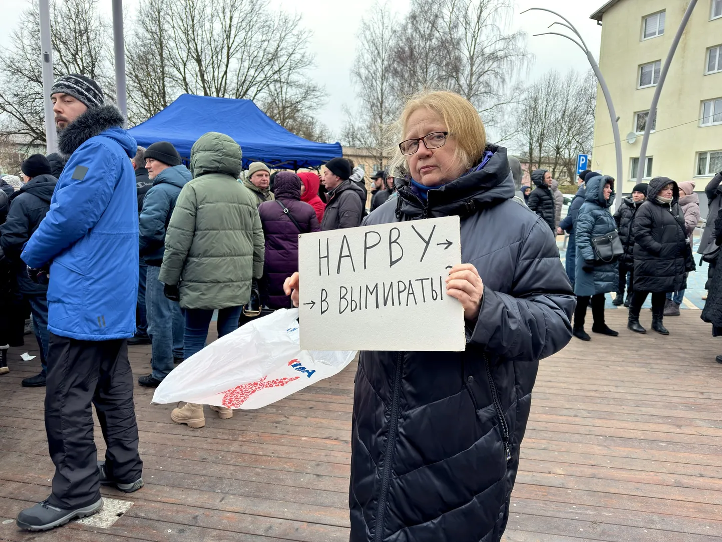 У стен Нарвской ратуши 1 февраля прошел митинг, организованный партией "KOOS". Единственный более-менее заметный плакат написала и держала в руках нарвитянка Юлия, недовольная тем, как рост цен на тепло бьет по людям и бизнесу.