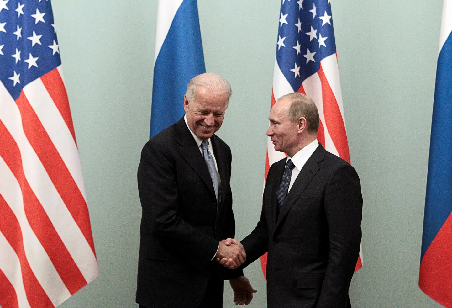 Джозеф Байден и Владимир Путин в 2011 году.