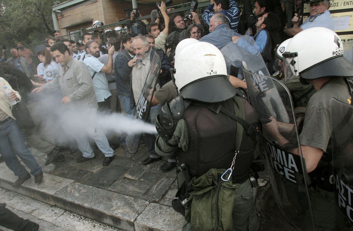 Politsei kasutab pisargaasi Akropoli mäel protestivate meeleavaldajate vastu.