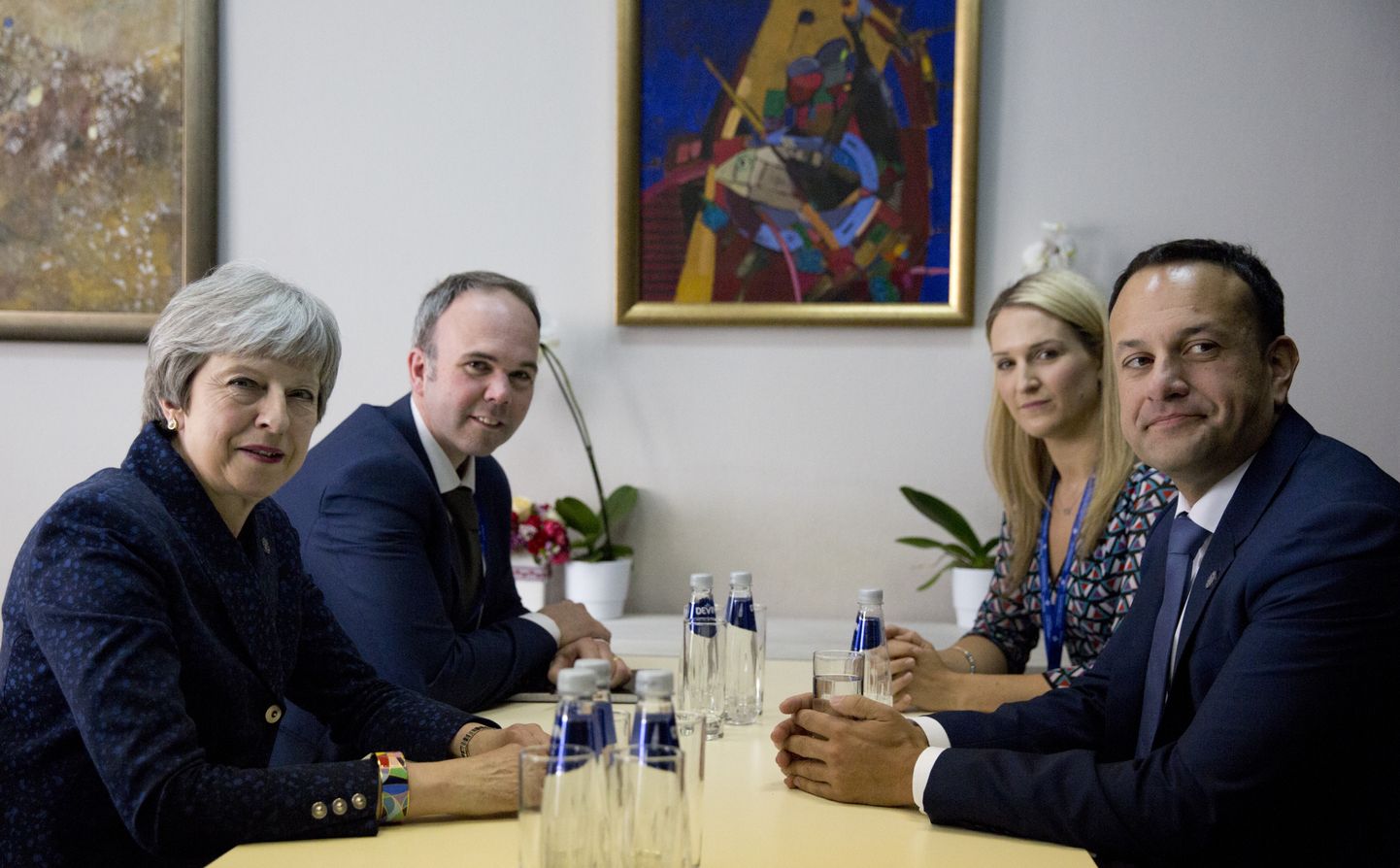 Iirimaa peaminister Leo Varadkar (paremal ees) kohtus täna Sofias Suurbritannia peaministri Theresa Mayga (vasakul ees).