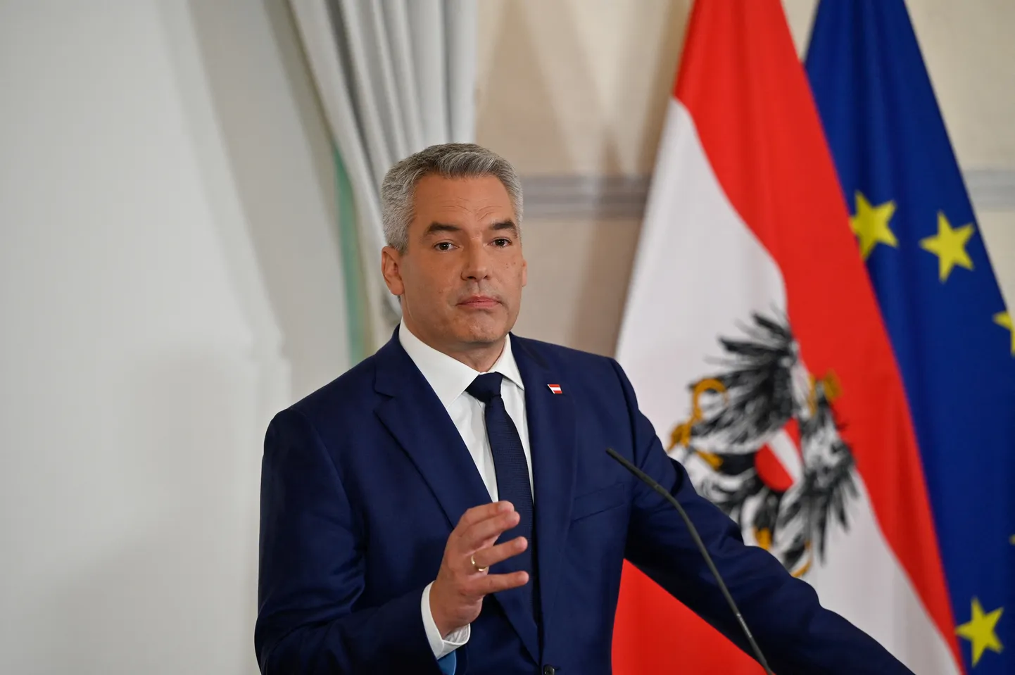 Austria senine kantsler ja konservatiivse ÖVP juht Karl Nehammer täna pärast valitsuse moodustamise ülesande saamist Viinis ajakirjanike ees.