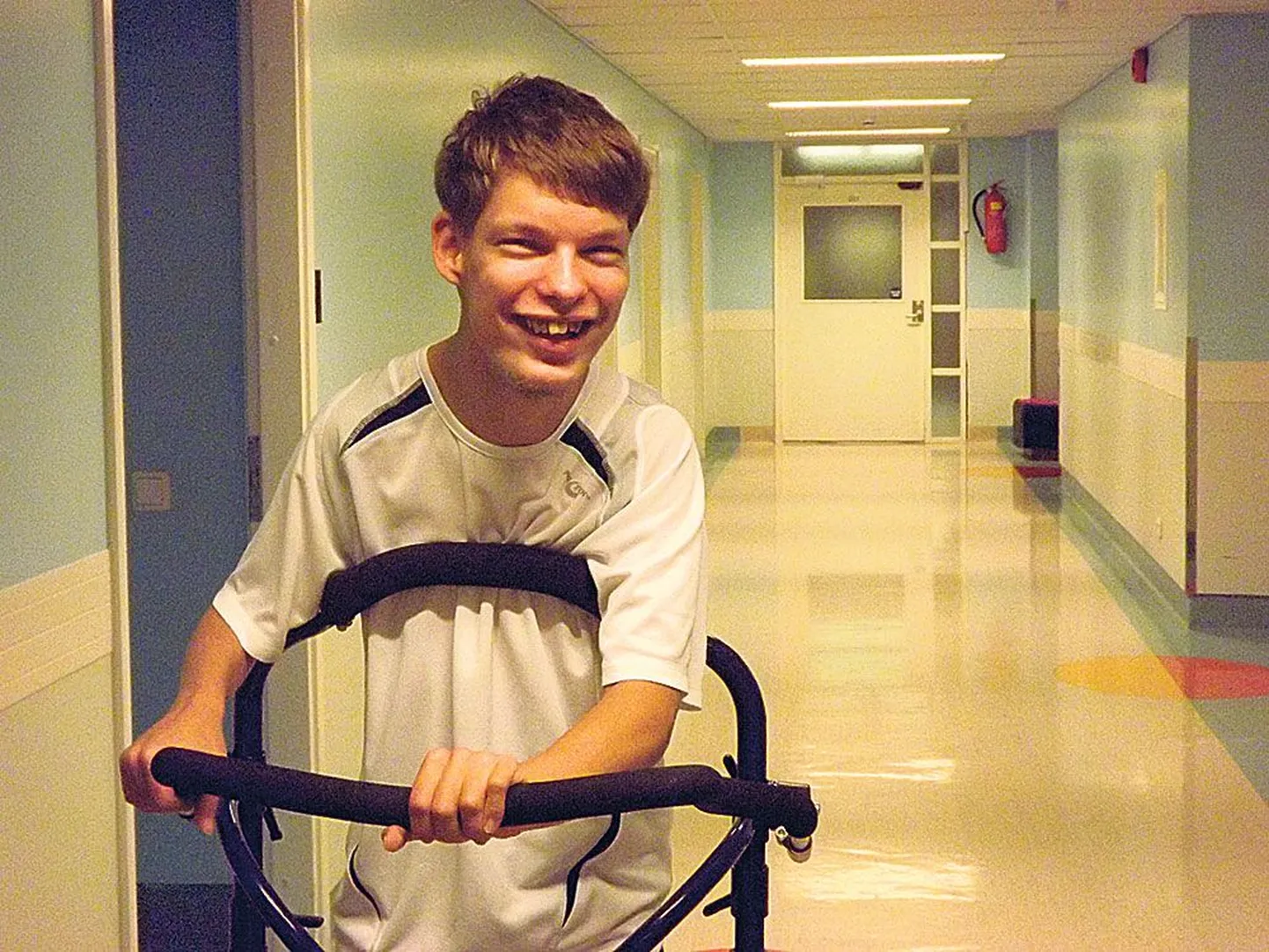 Robin Kähri on küll ratastoolipoiss, kuid saab ka raami abil liikumisega hakkama.