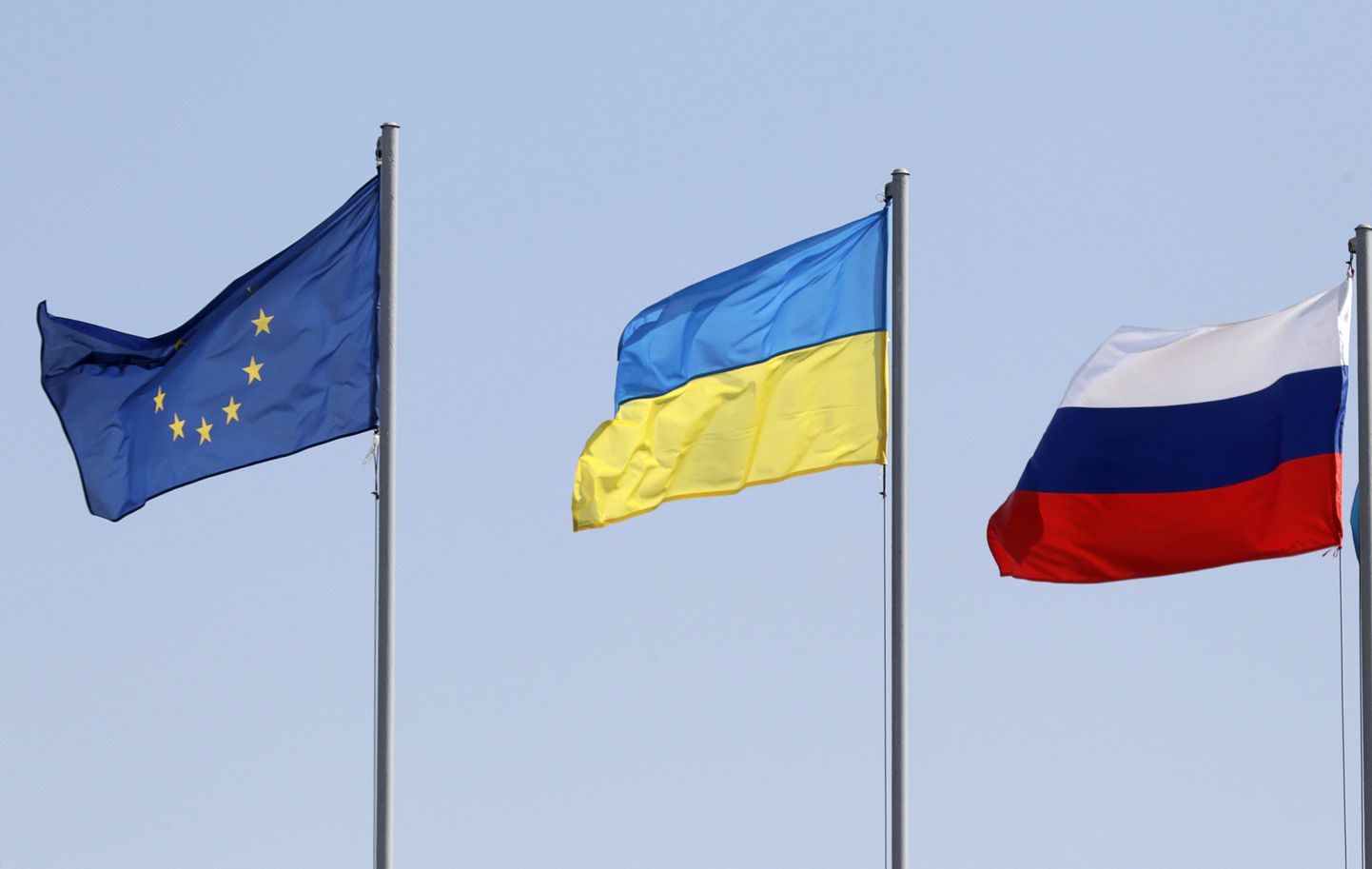 Euroopa Liidu, Ukraina ja Venemaa lipud.