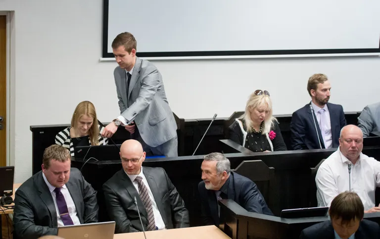 Meesterahvas, kes seisab püsti. Foto: Mihkel Maripuu