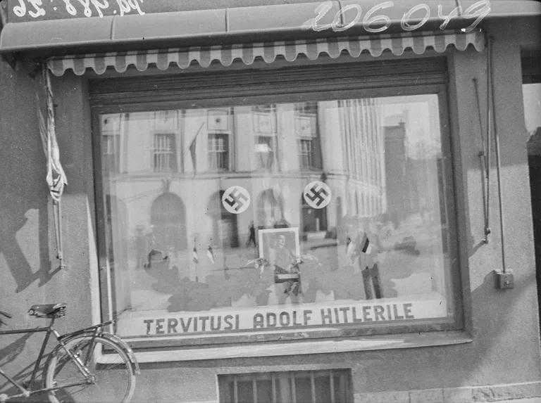 Tallinna Toidukaubastu kauplus nr 5 kaunistas Adolf Hitleri 1942. aasta sünnipäevaks vaateakna Suur-Karja 19.