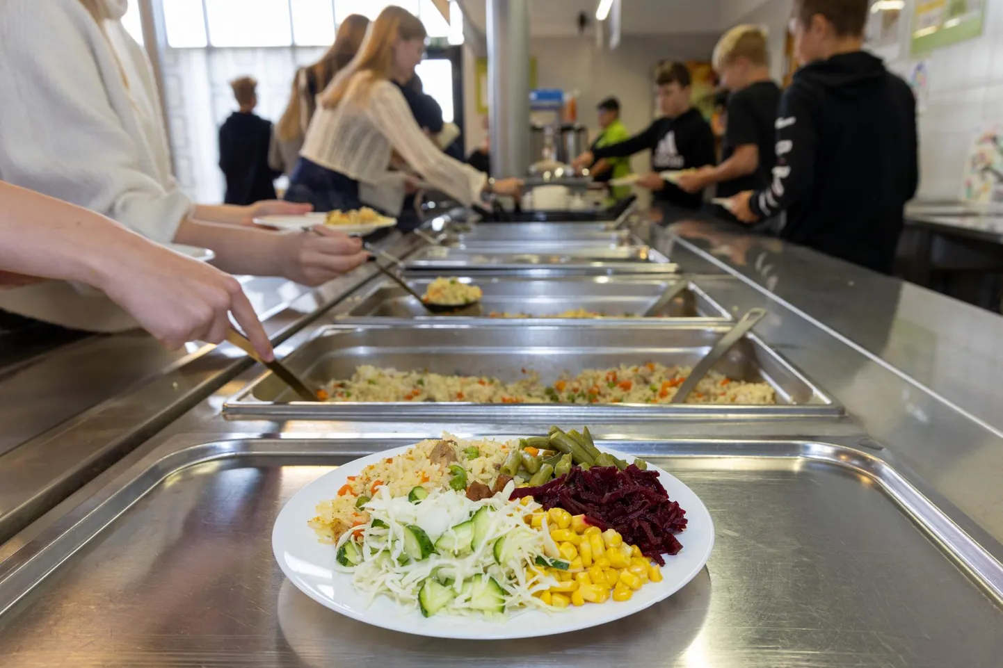 Daily koolitoitlustaja kutsub oktoobri alguses lapsevanemaid ja teisi huvilisi lõunale koolisööklatesse. Kolmapäeval pakuti riisirooga kanalihaga.