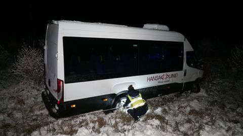 Fotod: Raplamaal põrkas sõiduauto kokku bussiga, viga sai üks inimene